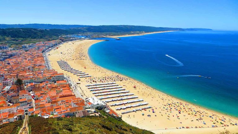 Nazaré: Un Viaje a Través de la Historia y la Cultura de un Pueblo que Transformó las Olas en Su Propia Identidad
